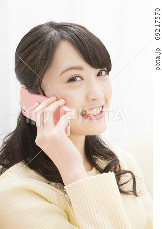 電話をする女性 69217570