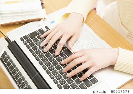 パソコンを打つ女性の写真素材