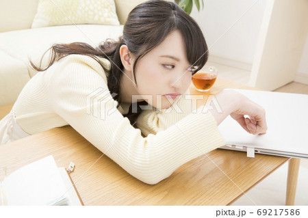 仕事に疲れた女性 仕事に疲れた女性 69217586