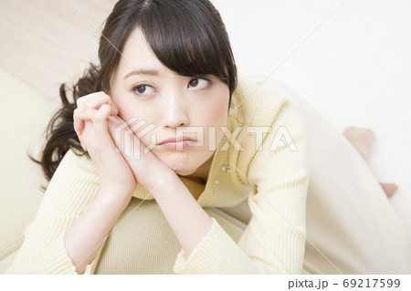 考え事をする女性 考え事をする女性 69217599