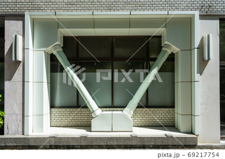 建物に取り付けられた耐震装置  69217754