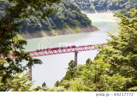 奥大井レインボーブリッジを通過するトロッコ列車 奥大井レインボーブリッジを通過するトロッコ列車 69217772