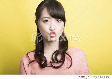 口を尖らせる女性の写真素材