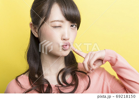 口を尖らせる女性の写真素材