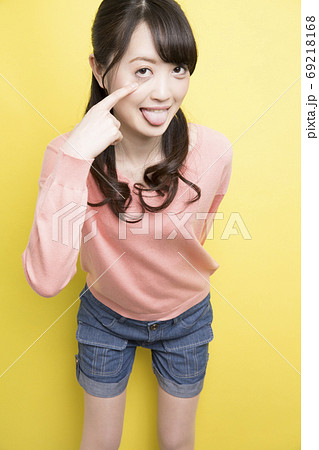 あっかんべをする女性 69218168