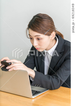 オンライン面接の準備する若い女性 69218349