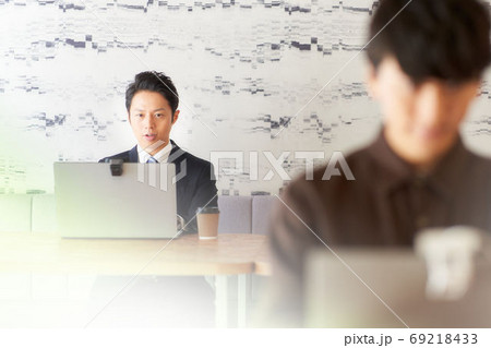 ビデオ通話をしている男性 ビデオ通話をしている男性 69218433