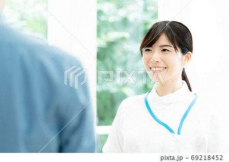 笑顔の女性看護師【ポートレート】 69218452