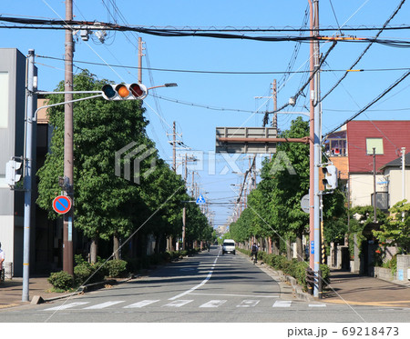 西宮市　屋敷町の道路 69218473