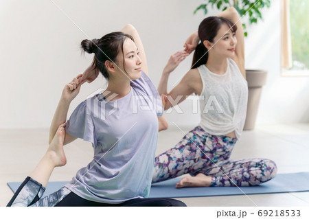 ヨガをする女性 ヨガインストラクター ヨガをする女性 ヨガインストラクター 69218533