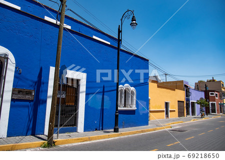 メキシコ　チョルーラの町並み　カラフルな建物 69218650