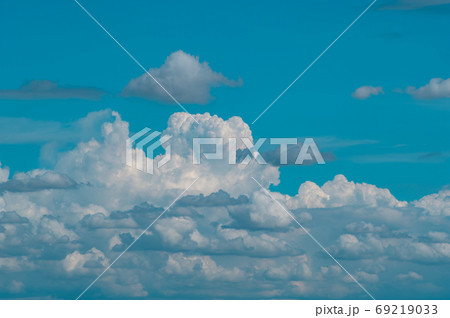 夏空 晩夏の青空に湧き上がる積乱雲と積雲 a-4 ライトトーン 夏空 晩夏の青空に湧き上がる積乱雲と積雲 a-4 ライトトーン 69219033