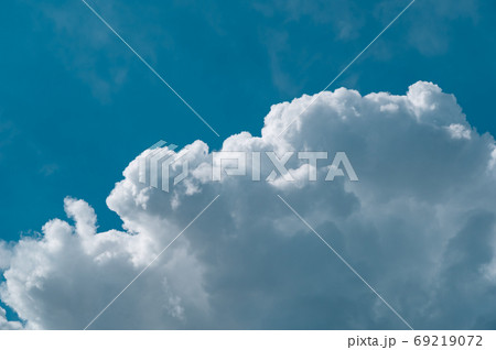 夏空 晩夏の空に湧き立つ積乱雲　ライトトーン 69219072