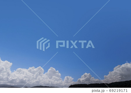 積乱雲と青空 夏のイメージの背景 積乱雲と青空 夏のイメージの背景 69219171