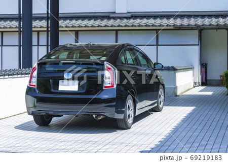 黒いエコカーと白壁 黒いエコカーと白壁 69219183