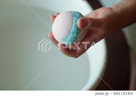 手作りのあわボムを水の中に入れようとしているところ 手作りのあわボムを水の中に入れようとしているところ 69219269