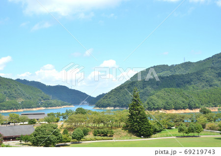 神奈川県丹沢地方の宮ケ瀬湖畔園地の夏の風景 69219743