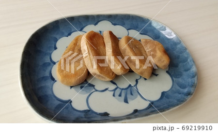 長崎県の食べ物 かんころもちの食べ方の写真素材