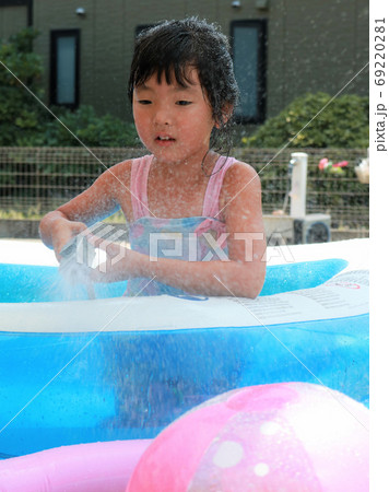 水遊びをする女の子の写真素材