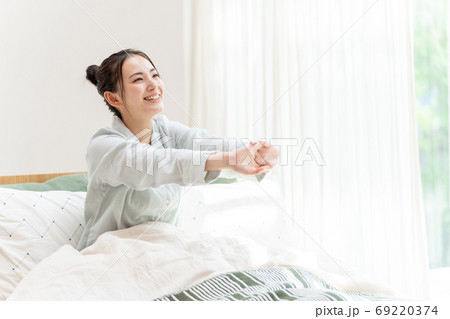 ベッドでストレッチをする女性 ベッドでストレッチをする女性 69220374