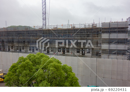 マンション建設工事現場のクローラークレーン 69220431