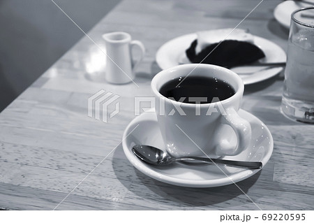 コーヒーカップとケーキのある喫茶店【白黒】 コーヒーカップとケーキのある喫茶店【白黒】 69220595