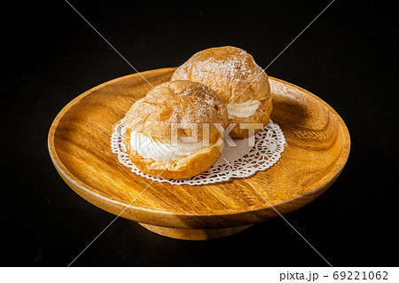 シュークリーム　A kind of french cake cream puff 69221062