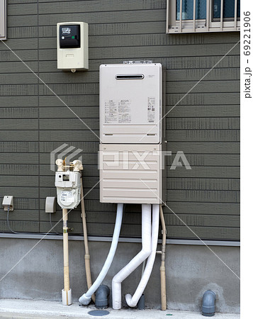 住宅に設置されたガス給湯器 住宅に設置されたガス給湯器 69221906