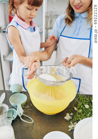 Sifting flour in big bowl 69222129