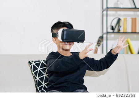 Kid in virtual reality headset Kid in virtual reality headset 69222268