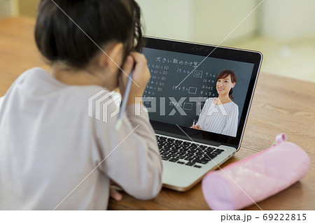 小学生のオンライン授業 69222815