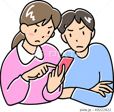 不機嫌な顔でスマホを見る男女 69222822