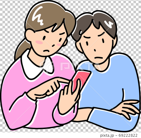 不機嫌な顔でスマホを見る男女 69222822