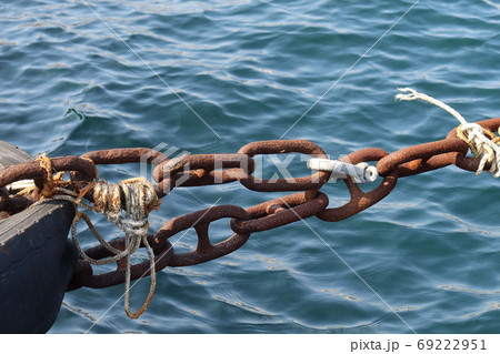 漁船を繋ぐ鎖、錆びてますがしっかり役目を果たしています 69222951