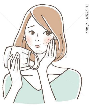 マスクで肌トラブルの女性 69224018