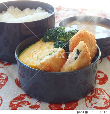 温かい味噌汁の付きの手作り玉子焼きが入ったお弁当 温かい味噌汁の付きの手作り玉子焼きが入ったお弁当 69224317