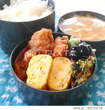 玉子焼きと唐揚げと黒豆の入った手作り弁当 玉子焼きと唐揚げと黒豆の入った手作り弁当 69224318