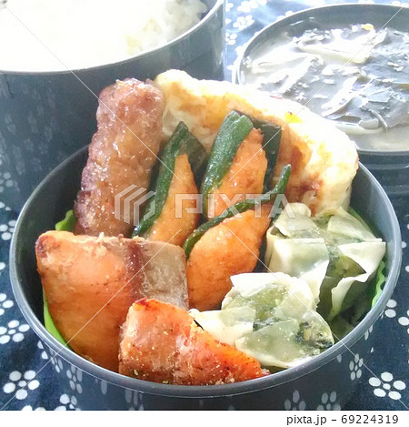 味噌汁付きのおかずが盛り沢山な手作り弁当 味噌汁付きのおかずが盛り沢山な手作り弁当 69224319