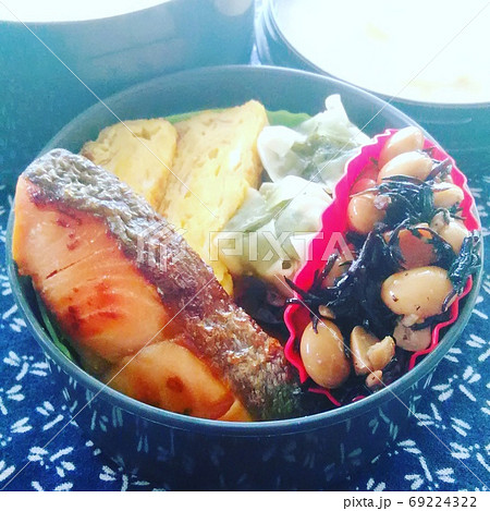 焼き鮭と玉子焼きと焼売とひじきの煮物がおかずの手作り弁当 焼き鮭と玉子焼きと焼売とひじきの煮物がおかずの手作り弁当 69224322
