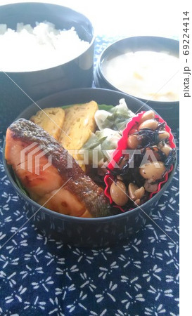 焼き鮭と玉子焼きと焼売とひじきの煮物がおかずの手作り弁当 69224414