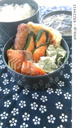味噌汁付きのおかずが盛り沢山な手作り弁当 69224415