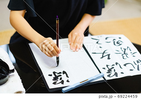 書道をする日本人女性　習字　毛筆 69224459