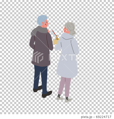 初詣にいくシニア夫婦 後ろ姿 イラストのイラスト素材