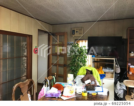 散らかった昭和の家のリビングの写真素材 [69225054] - PIXTA