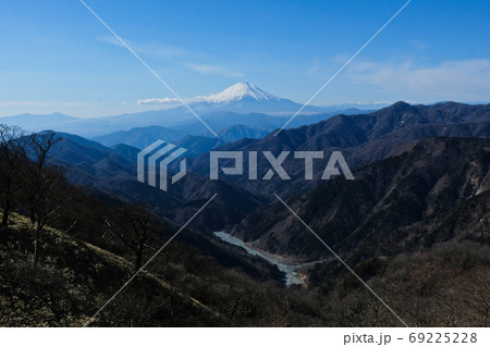富士山のある風景。日本の冬の山歩き。百名山丹沢山、塔ノ岳、神奈川県 富士山のある風景。日本の冬の山歩き。百名山丹沢山、塔ノ岳、神奈川県 69225228