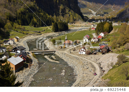 雄大なノルウェイのフィヨルドの景色 雄大なノルウェイのフィヨルドの景色 69225448