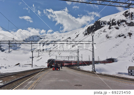 ノルウェー鉄道でフィヨルド観光へ。 ノルウェー鉄道でフィヨルド観光へ。 69225450