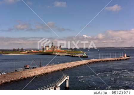 ハムレットの城、クロンボー城、スウェーデンへのフェリーからの眺め。 69225675