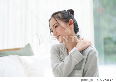疲れた女性　睡眠不足　肩こり 69225837
