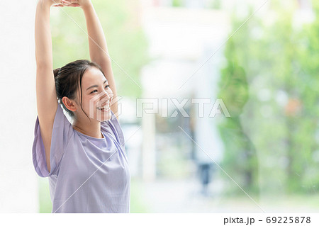 ストレッチする女性 69225878